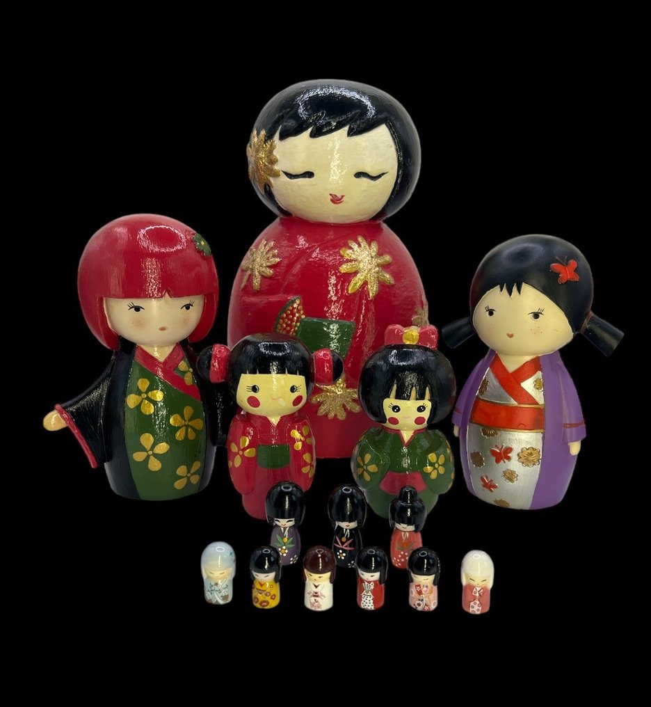 Lot de kokeshi: 6 fèves, 5 poupées en bois, 2 tirelires et 1 grande poupée numérotée - Contemporaine #2.1