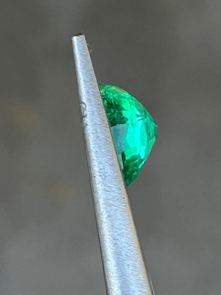 1 pcs  Verde Smarald  - 2.59 ct - GIA (Institutul gemologic din SUA) #3.2