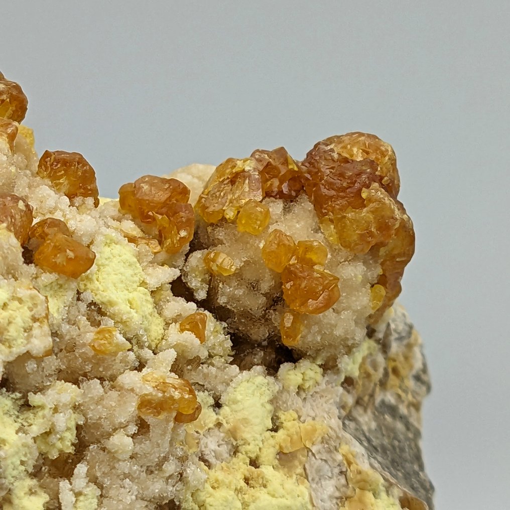 Enorme AMBER ZWAVEL-SELENIUM met witte ARAGONIET, uniek Kristallen op matrix - Hoogte: 116 mm - Breedte: 84 mm- 557 g #1.1
