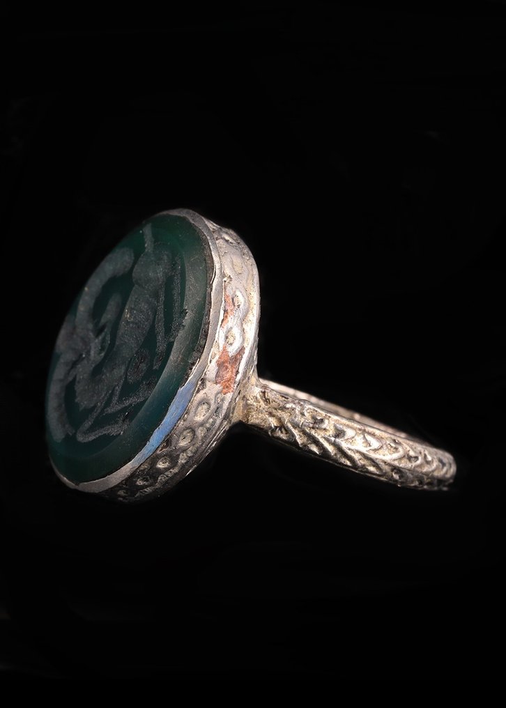 Islamsk ottomansk/beduinsk stil Sølv-metall Ring med grønn hardstone intaglio av en quadruped  (Ingen reservasjonspris) #1.2