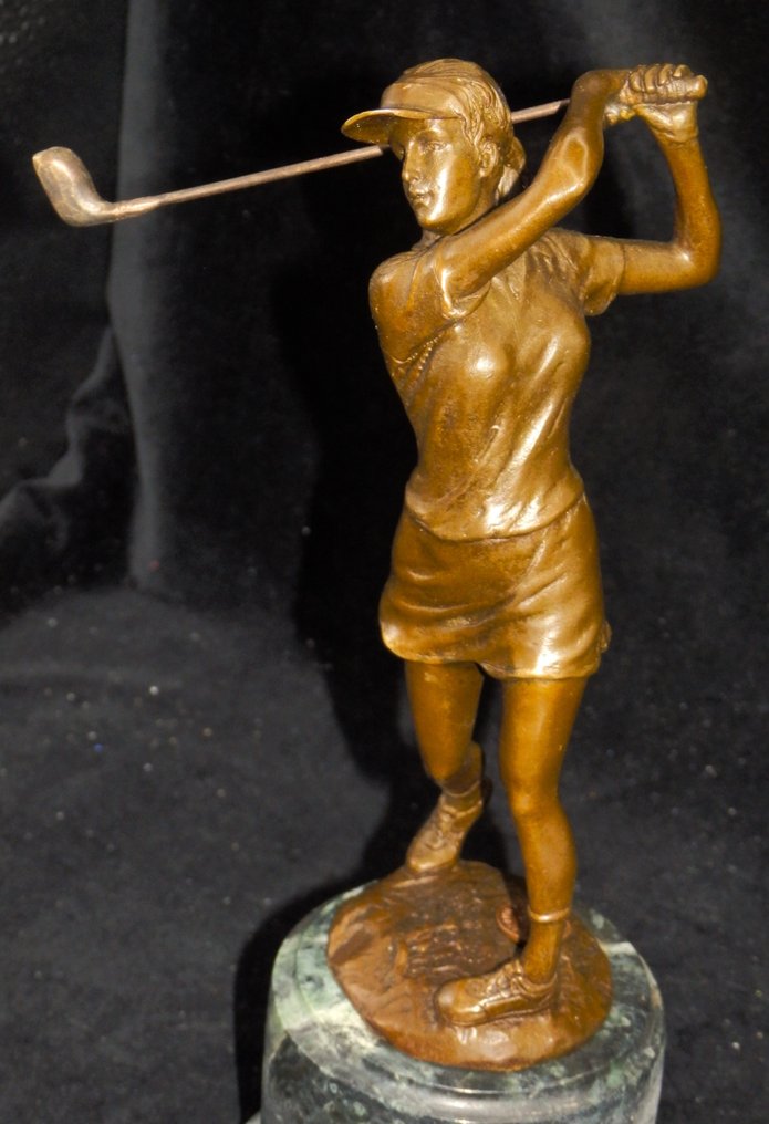 Fraai decoratief beeld van vrouwelijke golfer op marmeren voet. - Αγαλματίδιο - Μάρμαρο, Μπρούντζος #1.1