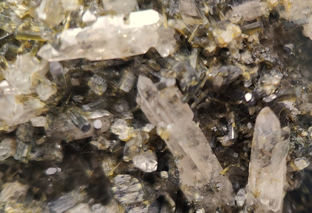 Epidote és kvarc - Le Cornillon, Oisans, Isère, Franciaország Kristálymátrix - Magasság: 11.5 cm - Szélesség: 8.5 cm- 370 g #3.1