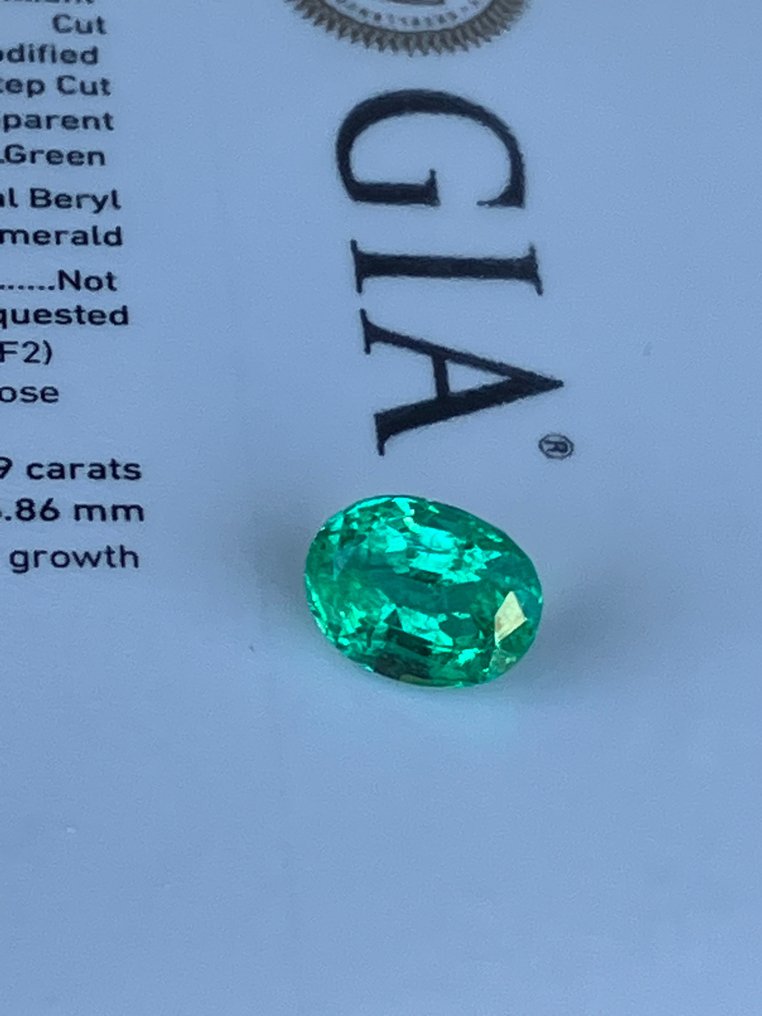 1 pcs  Verde Smarald  - 2.59 ct - GIA (Institutul gemologic din SUA) #3.1