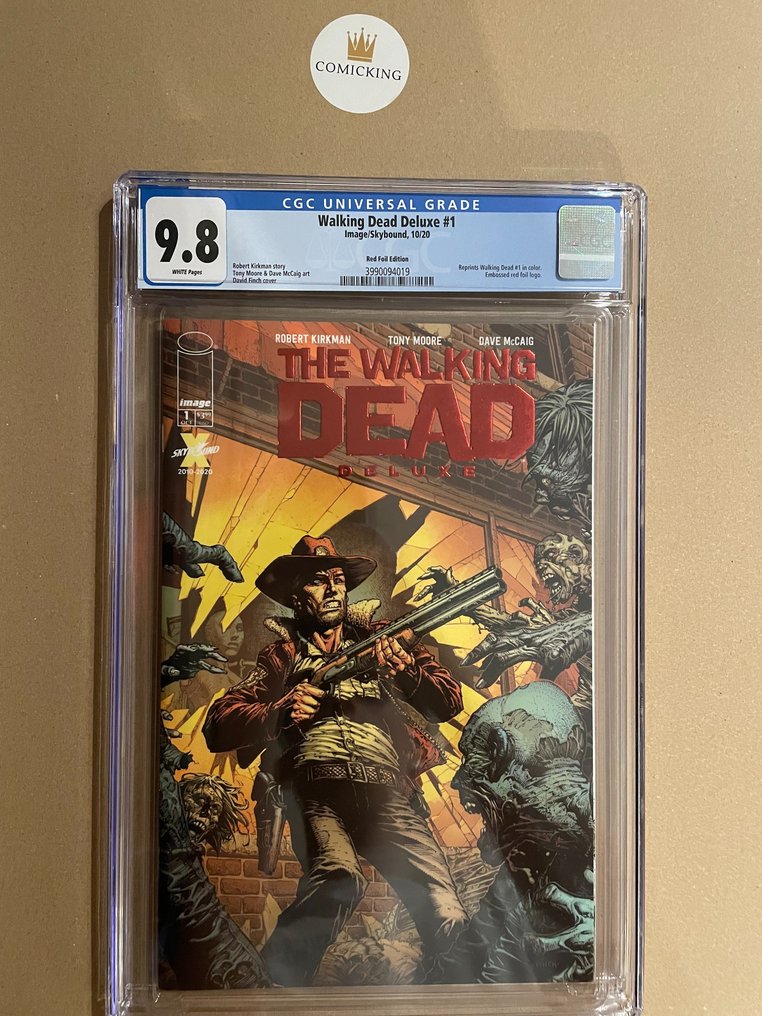 The Walking Dead Deluxe #1 - Reprints Walking Dead #1 in color | Embossed Red Foil Cover - 1 Graded comic - CGC 9,6 #1.1