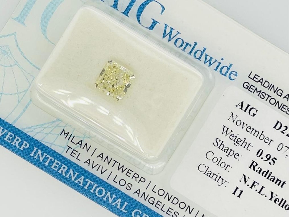 1 pcs Diament  (W kolorze naturalnym)  - 0.95 ct - radiant - Fancy light Żółty - I1 (z inkluzjami) - Antwerp International Gemological Laboratories (AIG Izrael) #2.2