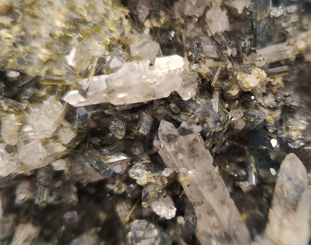 Epidote és kvarc - Le Cornillon, Oisans, Isère, Franciaország Kristálymátrix - Magasság: 11.5 cm - Szélesség: 8.5 cm- 370 g #3.2