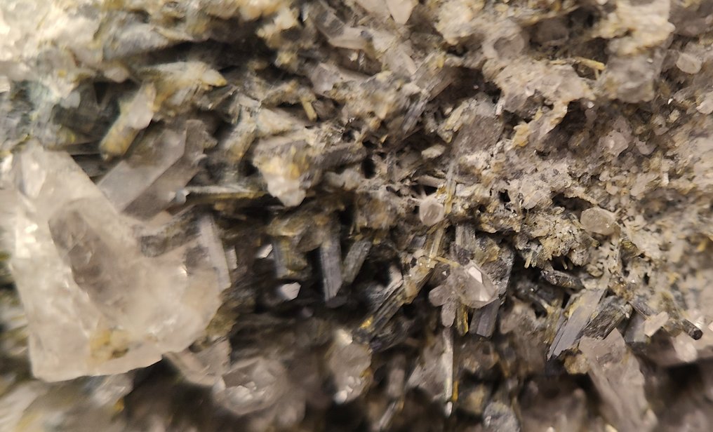 Epidote és kvarc - Le Cornillon, Oisans, Isère, Franciaország Kristálymátrix - Magasság: 11.5 cm - Szélesség: 8.5 cm- 370 g #2.2