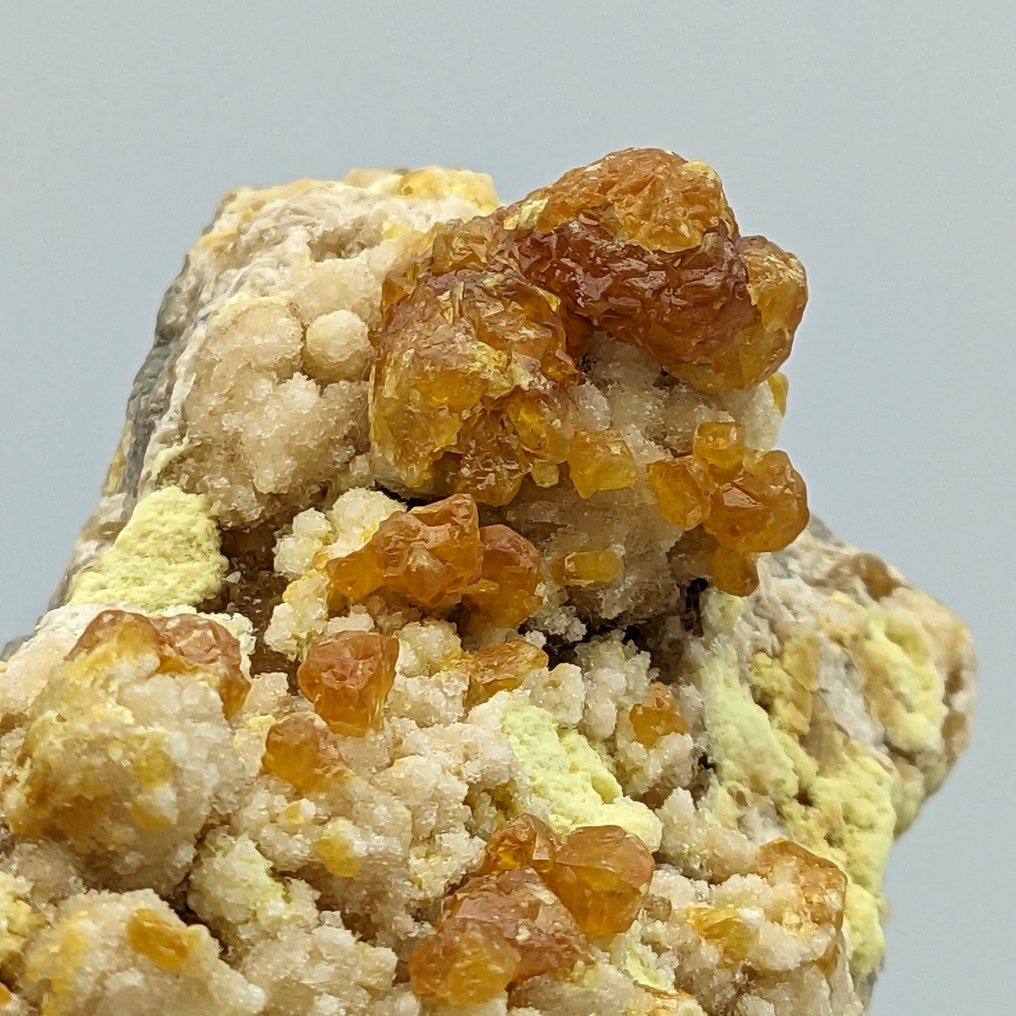 Enormt BRANN SVAVEL-SELEN med vit ARAGONIT, unik kristall på matrisen - Höjd: 116 mm - Bredd: 84 mm- 557 g #1.2