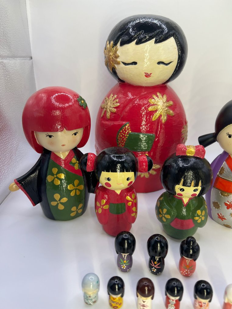 Πολλά kokeshi: 6 φασόλια, 5 ξύλινες κούκλες, 2 κουμπαράδες και 1 μεγάλη αριθμημένη κούκλα - Σύγχρονος #1.2
