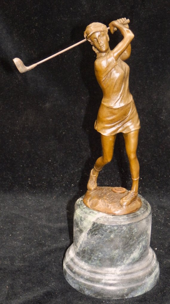 Fraai decoratief beeld van vrouwelijke golfer op marmeren voet. - Estatueta - Bronze, Mármore #2.1