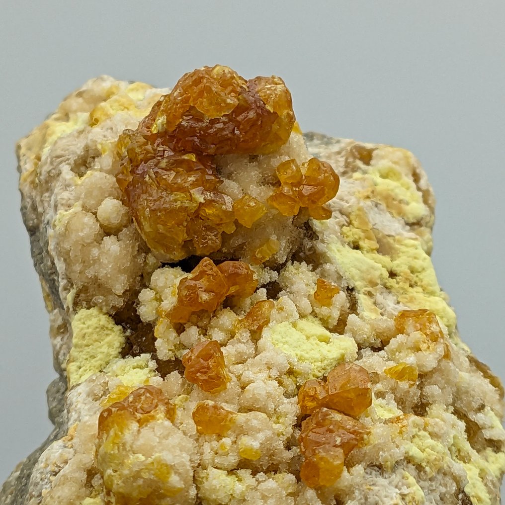 Enorme AMBER ZWAVEL-SELENIUM met witte ARAGONIET, uniek Kristallen op matrix - Hoogte: 116 mm - Breedte: 84 mm- 557 g #2.1