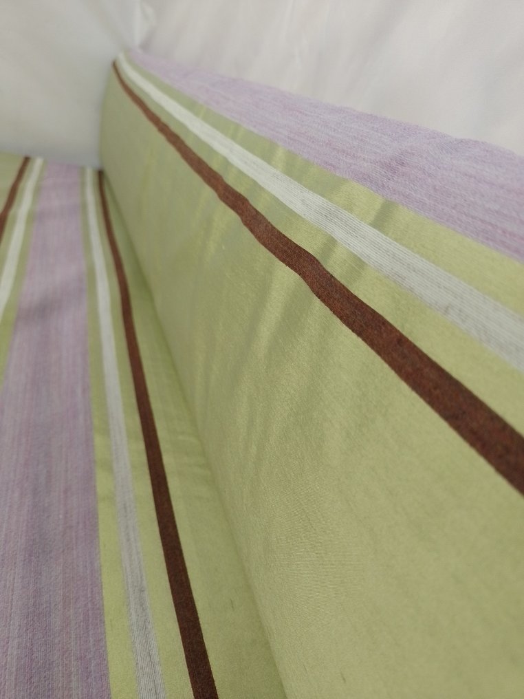 华丽的双宽塔夫绸，采用开心果绿色切割，带有紫色镶片 - 室内装潢面料  - 500 cm - 280 cm #1.1