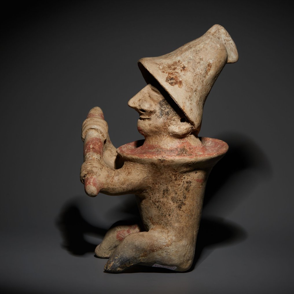 Jalisco, Nyugat-Mexikó Terrakotta Harcos figura. Kr.e. 200 - Kr.u. 250. 20,5 cm magas. Spanyol behozatali engedély. #2.1