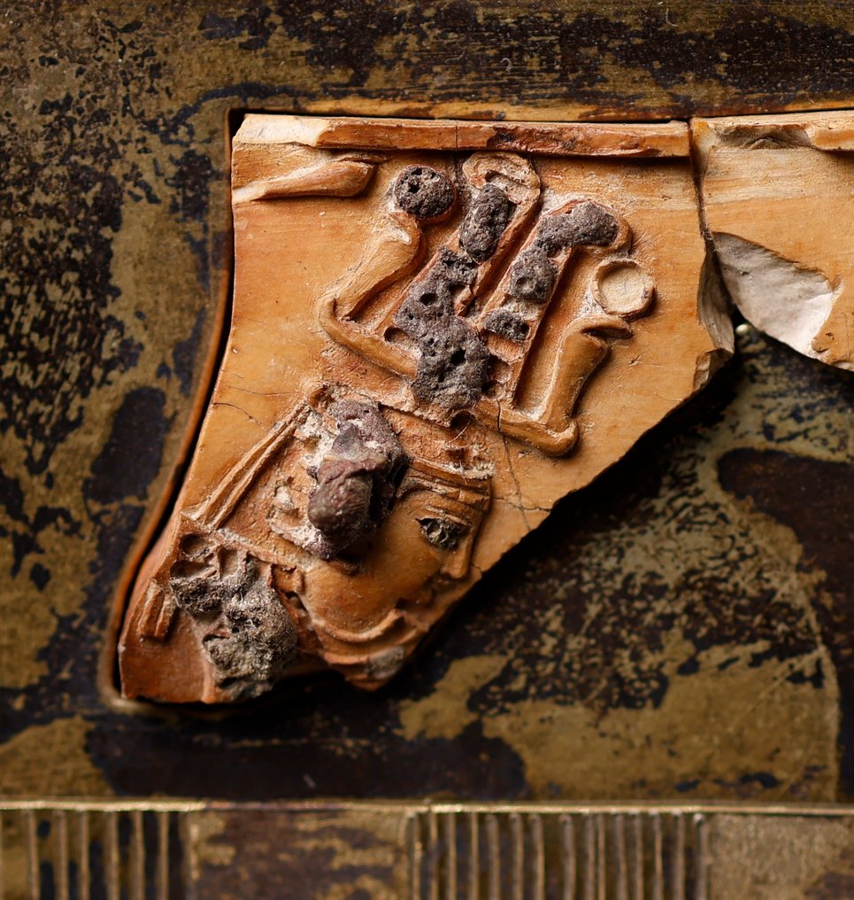 Αρχαία Αίγυπτος Βασικό οστό με σκηνή του Φαραώ που χτυπά τους εχθρούς του μπροστά στον Ra-Herakhty. #1.0