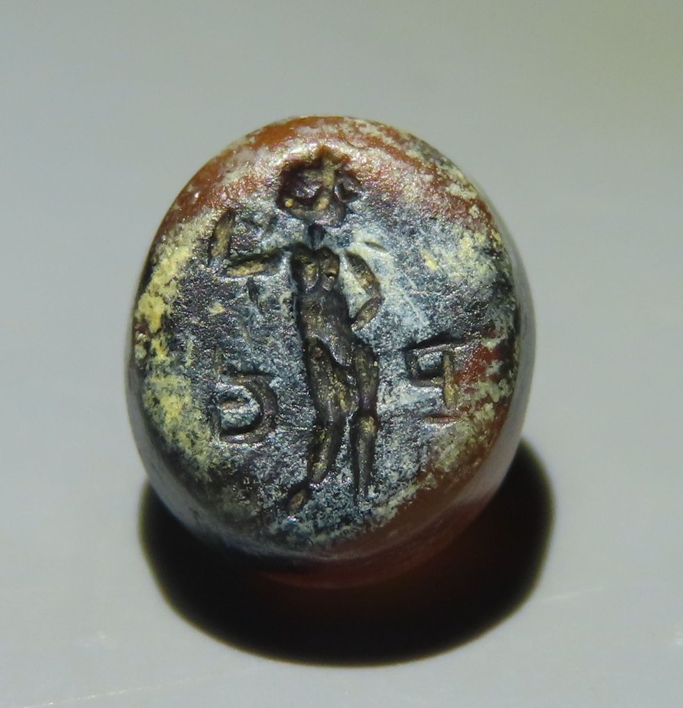 Ókori római Karnelián Eros on the fly és görög betűkkel jár. Kr.e. 1. század – Kr. u. 1. század. 0,9 cm H. #1.1