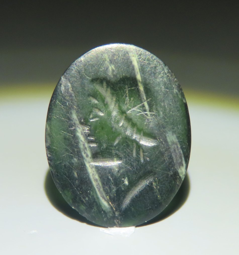 Romerska antiken Kalkedonit Entail med gudom. 1:a århundradet f.Kr.-1:a århundradet e.Kr. 2 cm H. #1.1