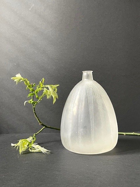 René Lalique - Vas -  modell signerad och katalogiserad "Mimosa" från 1921  - Frostat formblåst glas #1.1