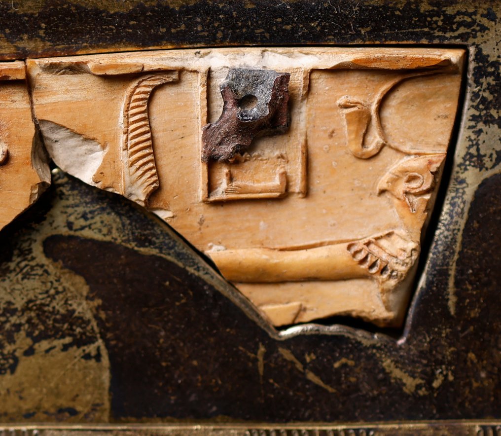 Ókori egyiptomi Királyi csonttöredék azon jelenettel, ahogy a fáraó lecsap ellenségeire Re-Herakhty előtt - 3 cm #2.2