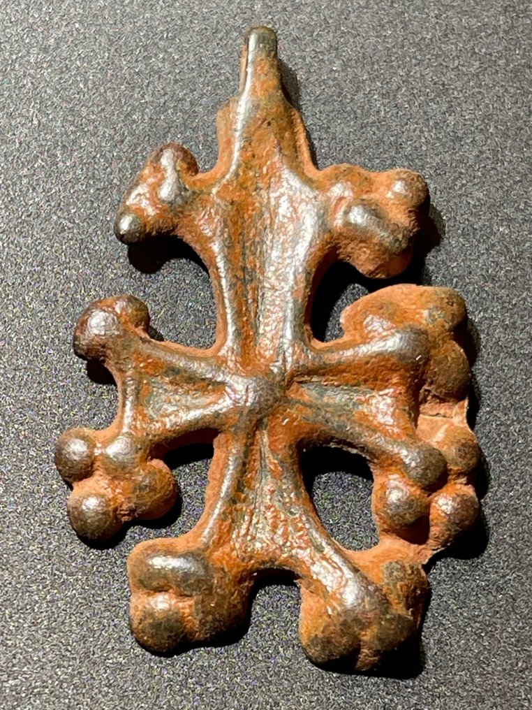 Médiéval, époque des Croisés Bronze Rare type de Croix, surmontée de deux petits globes sur chaque bord d'un bras. Avec une exportation #1.2