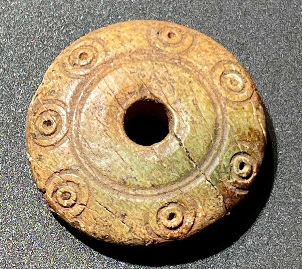 Epoka Wikingów Kość Rzadki i ciekawy okrągły amulet z symboliką słoneczną. Z austriacką licencją eksportową #3.1
