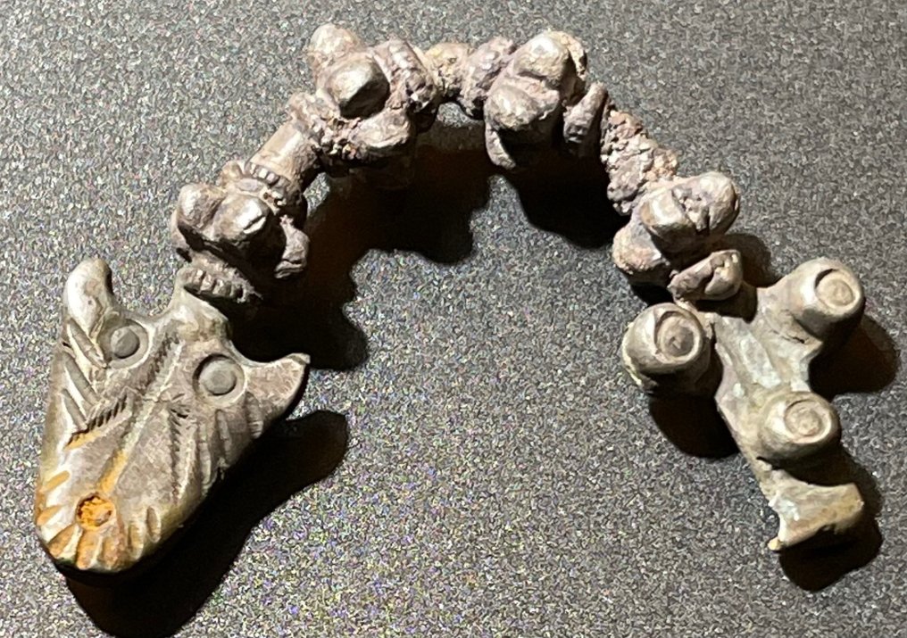 Oldtidens Hellas, mykensk Sølv Tidlig buebrosje med 'ryggvirvler' formet kropp og Zoomorphic Head terminal. Med en østerriker #1.2