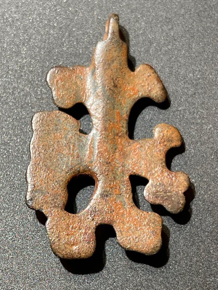 Médiéval, époque des Croisés Bronze Rare type de Croix, surmontée de deux petits globes sur chaque bord d'un bras. Avec une exportation #2.1