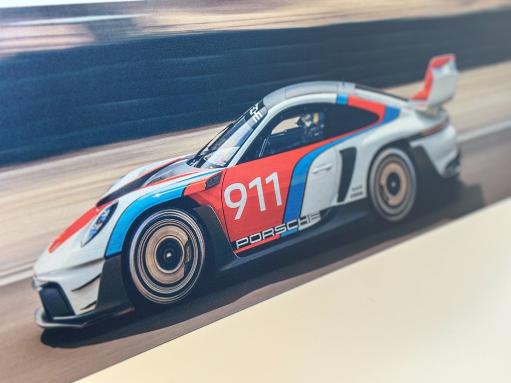保时捷911 GT3R 992在赛道上，铝制广告印刷 - Porsche #3.2