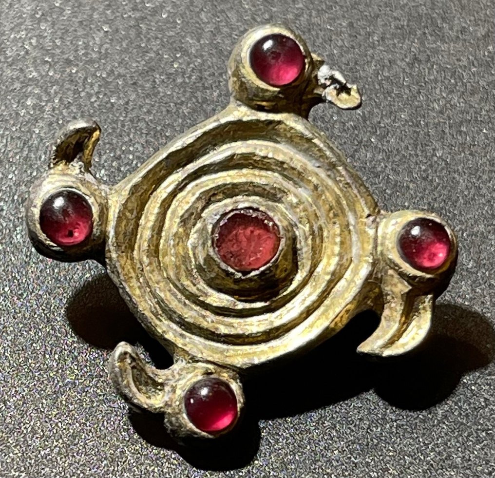 墨洛溫王朝 鍍金銀 太陽圓盤上的萬字形狀獨家胸針，上面有四個烏鴉頭和石榴石眼睛 #1.2