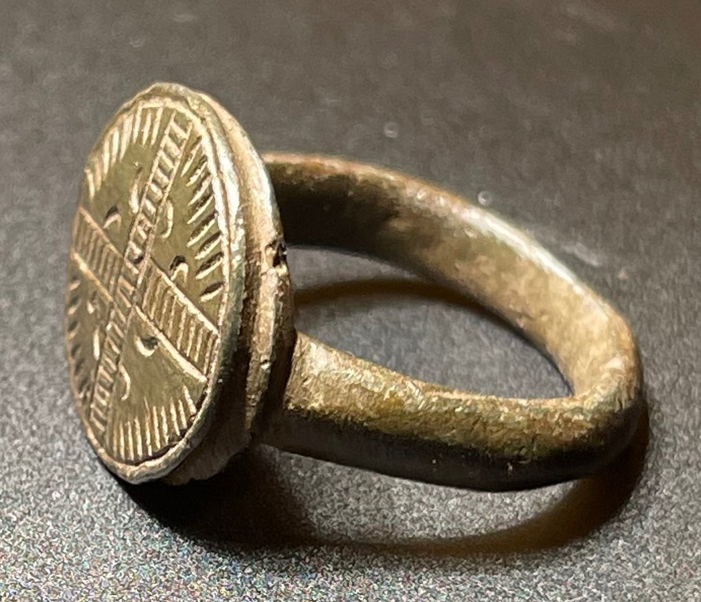 Mittelalter, Epoche der Kreuzritter Bronze Symbolischer Ring mit kraftvollem, strahlendem Kreuz in außergewöhnlichem Zustand. Mit #3.1