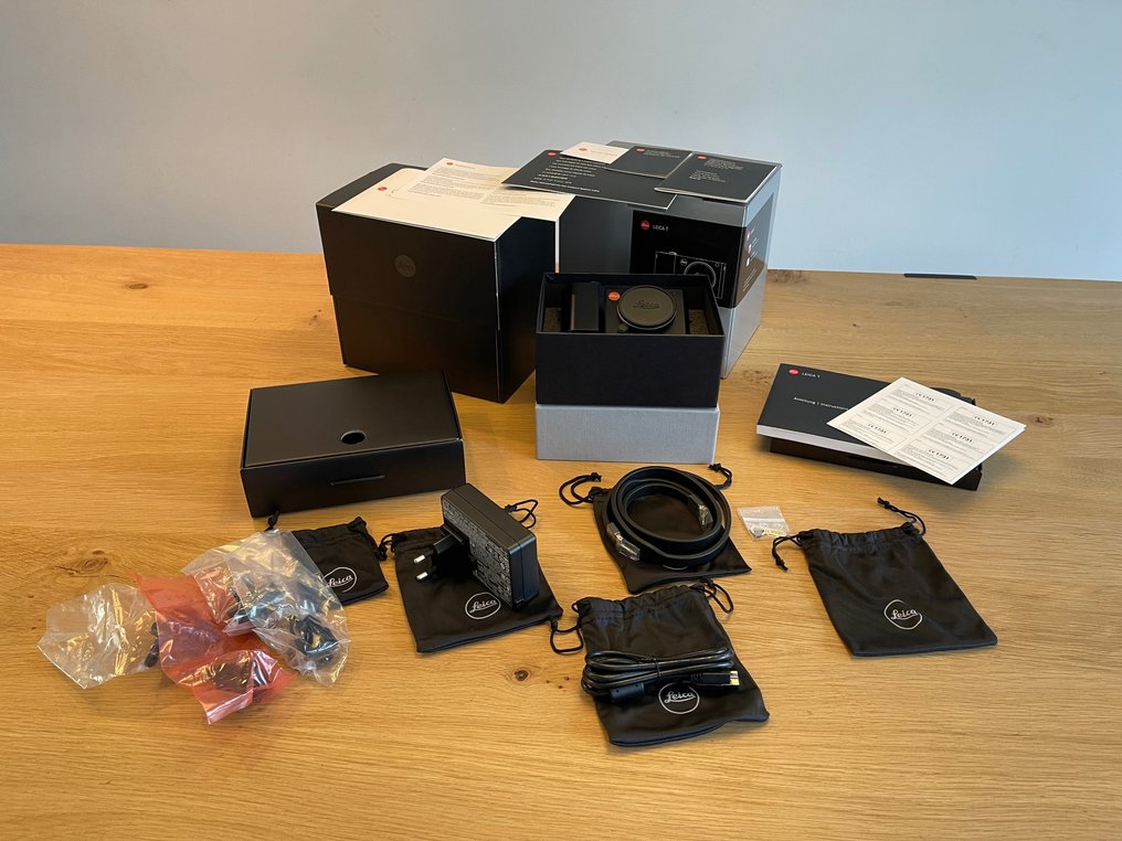 Leica T body typ 701 Black incl. Thumbs EP-12T Black alles nieuw in de verpakkIng. Digikamera #1.1