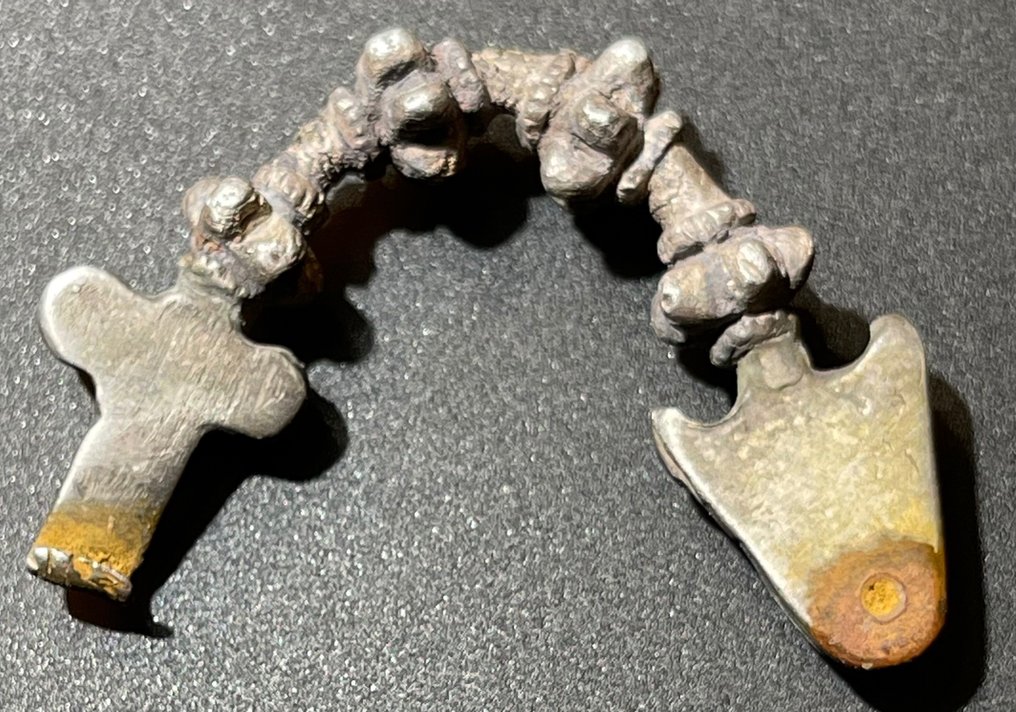 古希腊 银 早期的蝴蝶结胸针，主体呈“脊椎”状，末端呈动物头状。带有奥地利 #2.1
