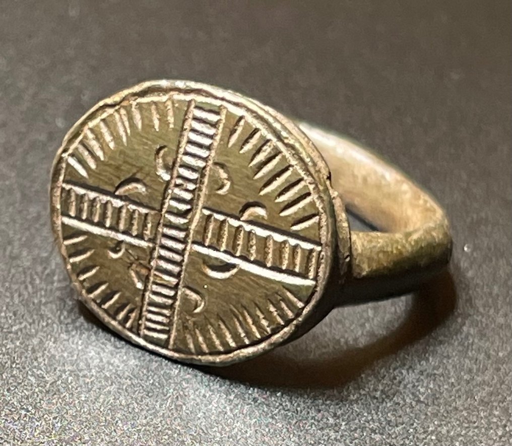 中世纪，十字军时代 黄铜色 象征性的戒指，带有强大的辐射十字，状况极佳。奥地利出口 #3.2
