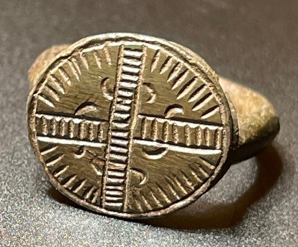 中世紀，十字軍時代 青銅色 具有像徵意義的戒指，帶有強大的放射狀十字架，狀況極佳。奧地利出口 #1.1