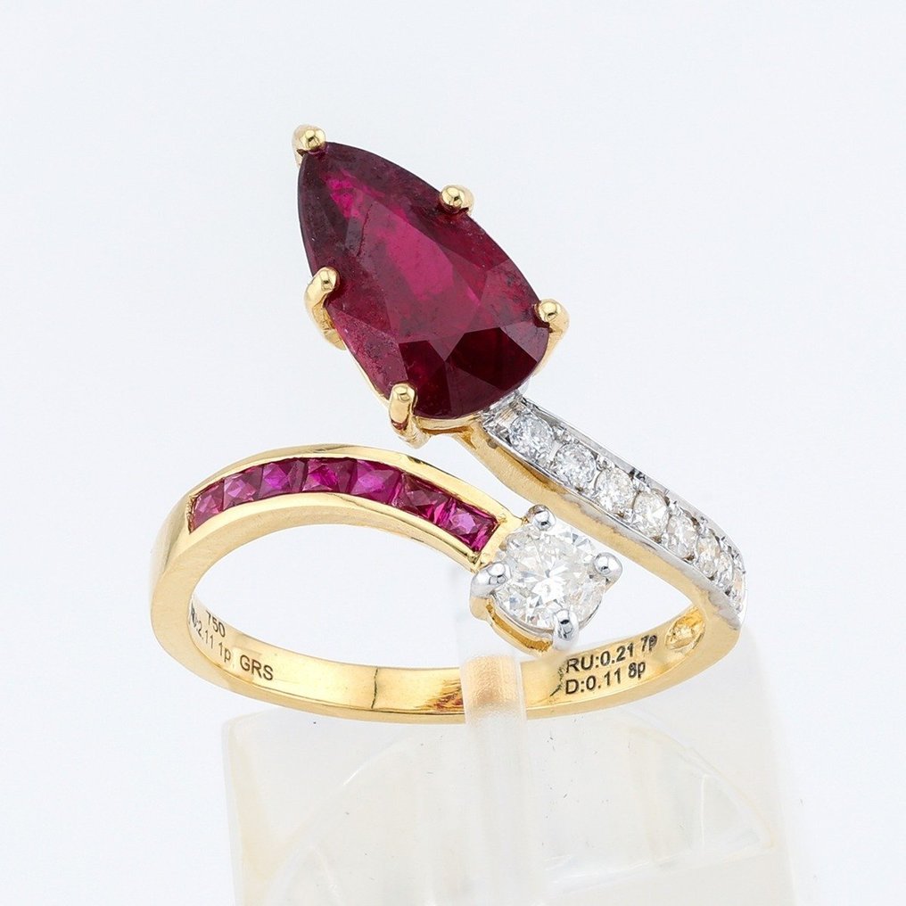 [GRS Certified] - (Ruby) 2.11 Cts-(Ruby) 0.21  Cts  (7) Pcs-(Diamonds) 0.32 Cts (9) Pcs - 18 quilates Bicolor - Anillo #1.1