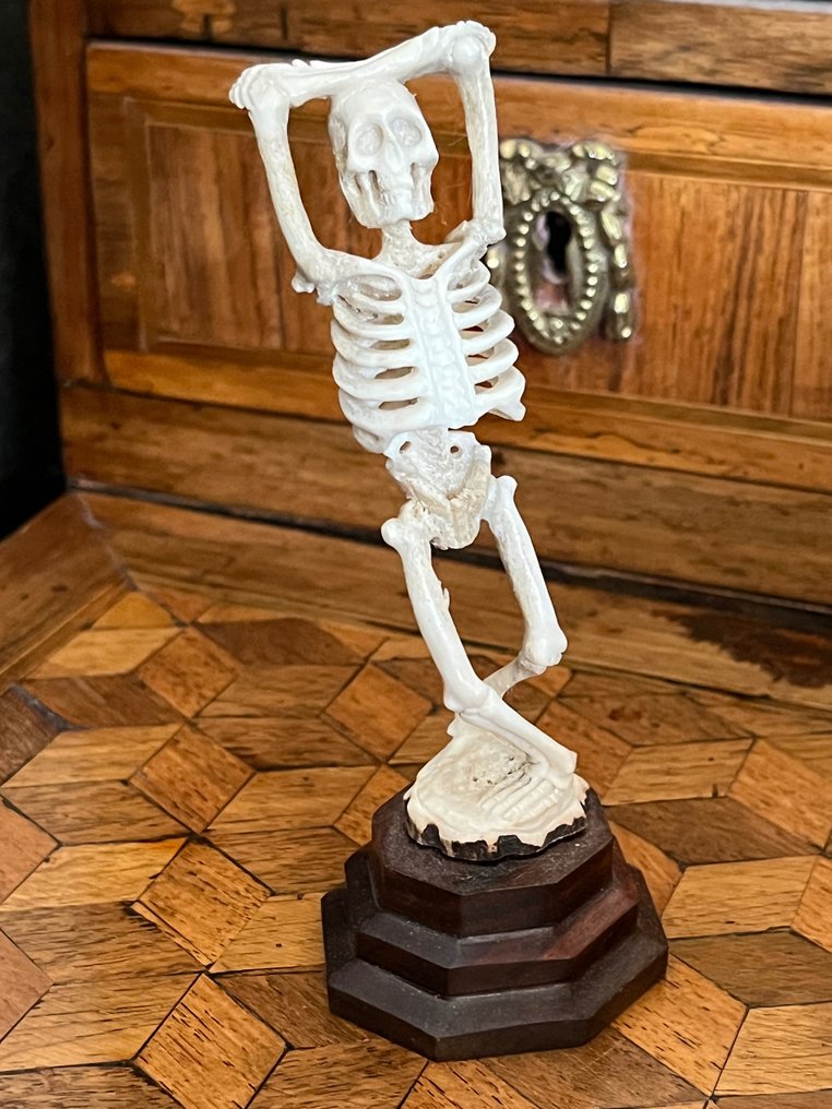 Sculpture, Memento Mori   Squelette dansant - 12 cm - Bone, Horn, Wood #1.1