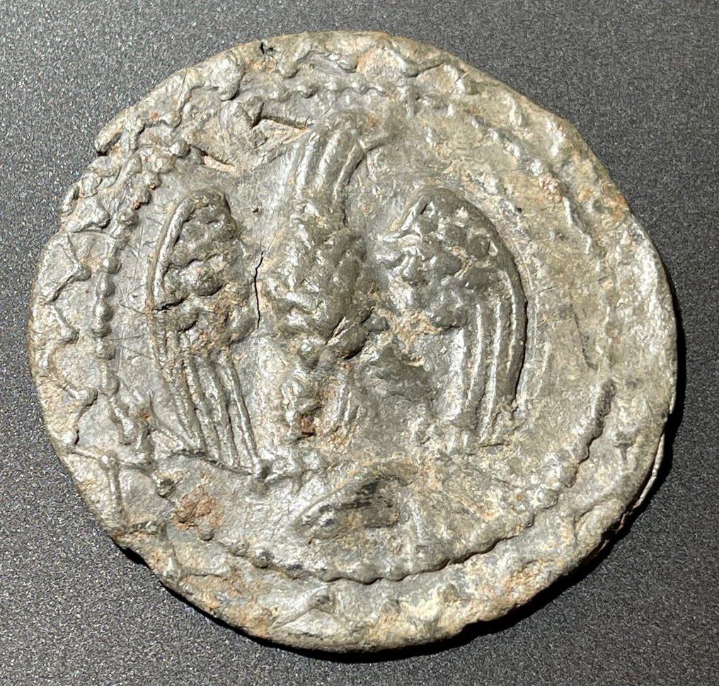 Romerska antiken Bly Extremt sällsynt emblematisk militär Phalera med en bild av Legionary Eagle med spridda vingar. Med #2.1