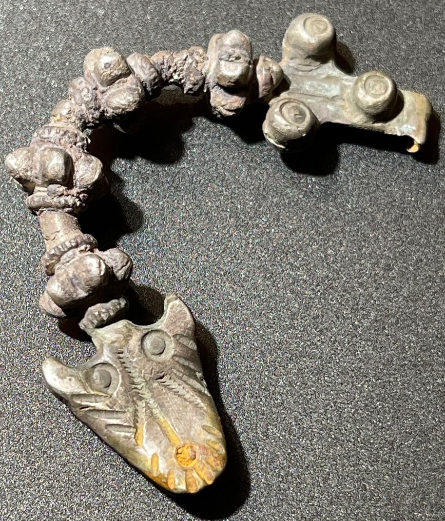 古希腊 银 早期的蝴蝶结胸针，主体呈“脊椎”状，末端呈动物头状。带有奥地利 #1.1