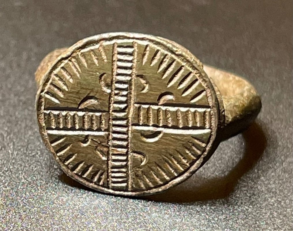 中世紀，十字軍時代 青銅色 具有像徵意義的戒指，帶有強大的放射狀十字架，狀況極佳。奧地利出口 #2.1