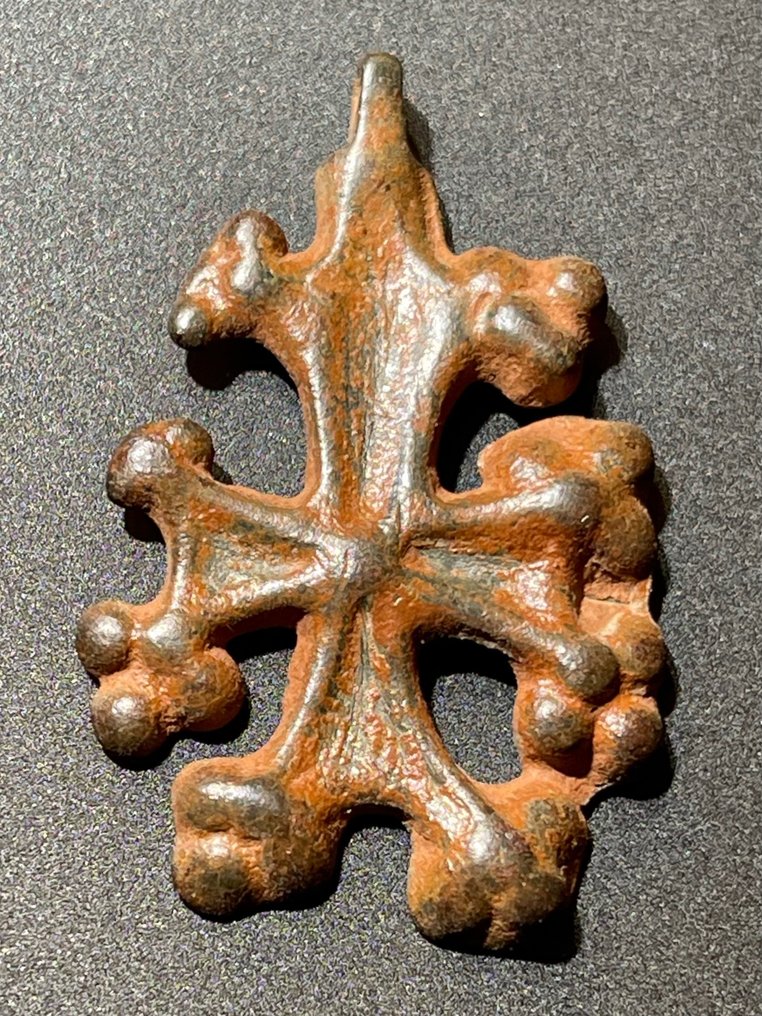 Médiéval, époque des Croisés Bronze Rare type de Croix, surmontée de deux petits globes sur chaque bord d'un bras. Avec une exportation #1.1