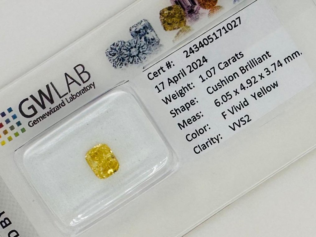 1 pcs Diamante  (Cor tratada)  - 1.07 ct - Almofada - Fancy vivid Amarelo - VVS2 - Gemewizard Gemological Laboratory (GWLab) #2.1