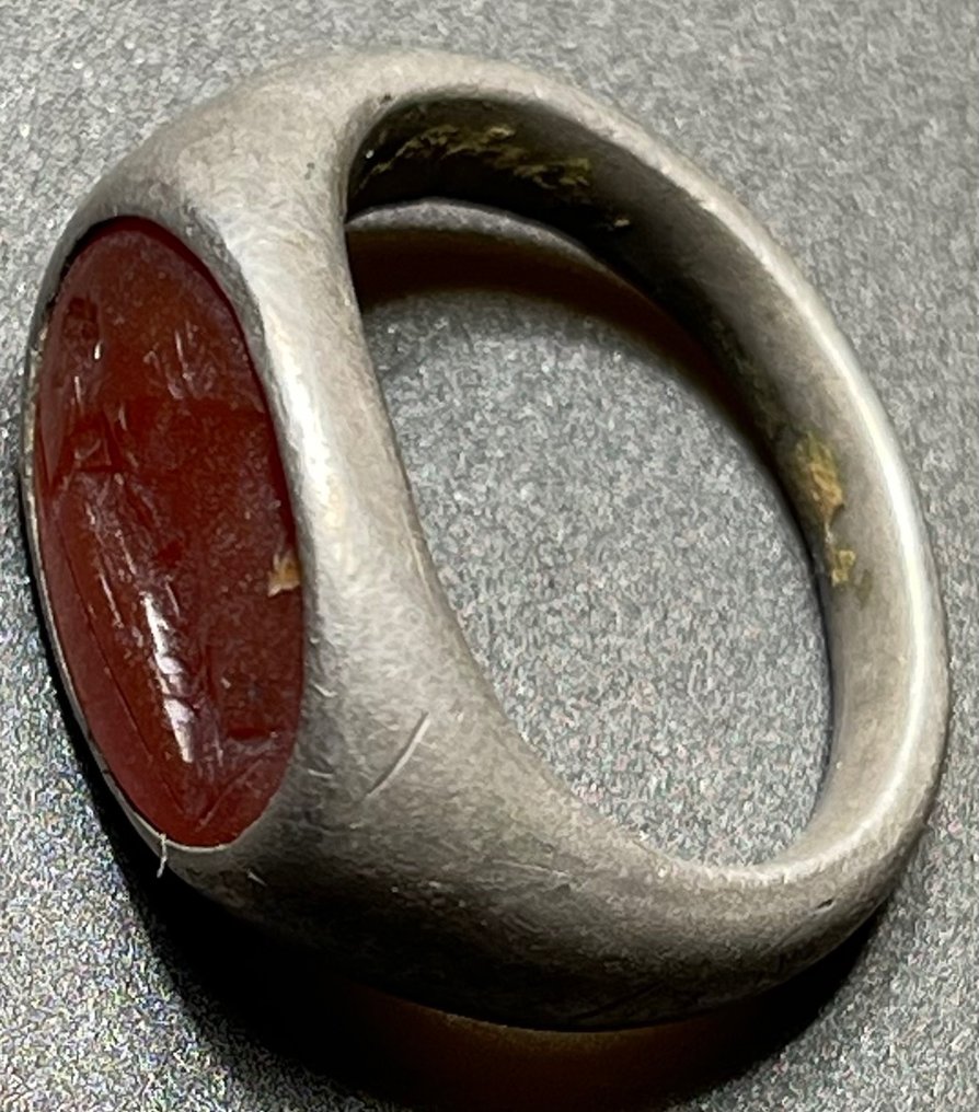 Romersk antikk Sølv Klassisk ring med et vakkert 'blodig' rødt karneol-trykk med et bilde av gudinnen #3.1