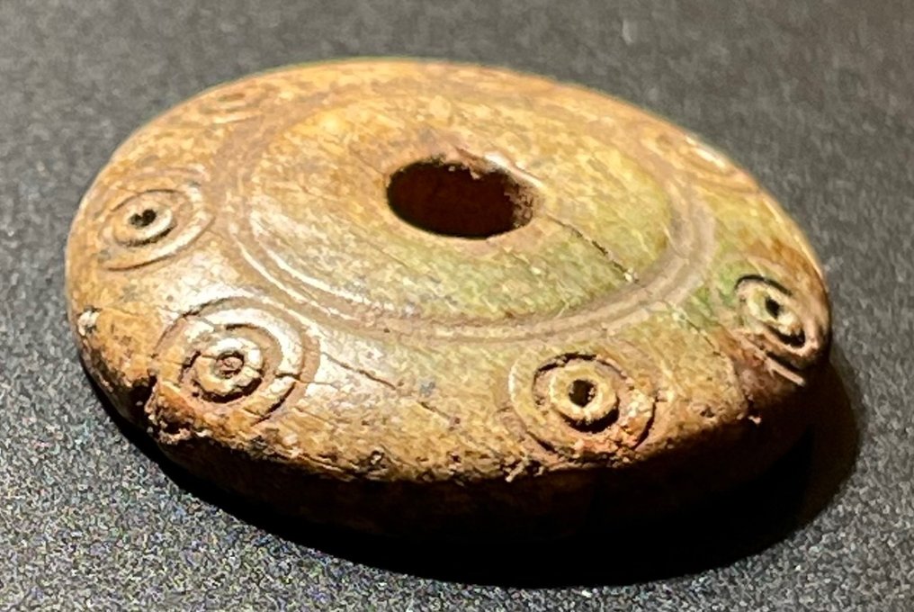 Era Viking Osso Amuleto redondo raro e interessante com simbolismo solar. Com uma licença de exportação austríaca #2.2