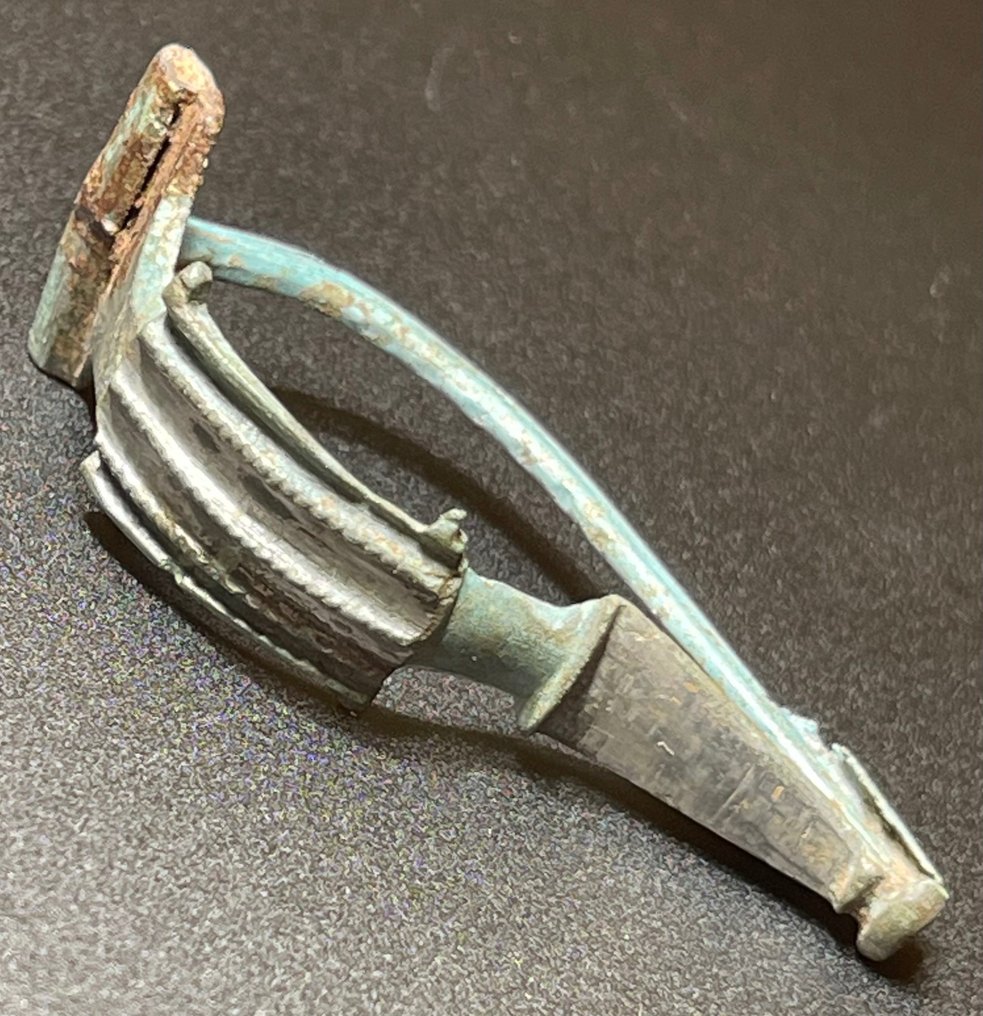 Romain antique Bronze Broche-Fibule légionnaire absolument intacte avec partie supérieure joliment ornée. Avec une #1.1