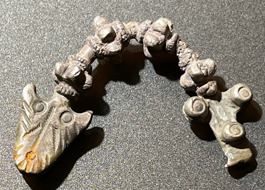 Oldtidens Hellas, mykensk Sølv Tidlig buebrosje med 'ryggvirvler' formet kropp og Zoomorphic Head terminal. Med en østerriker #1.3