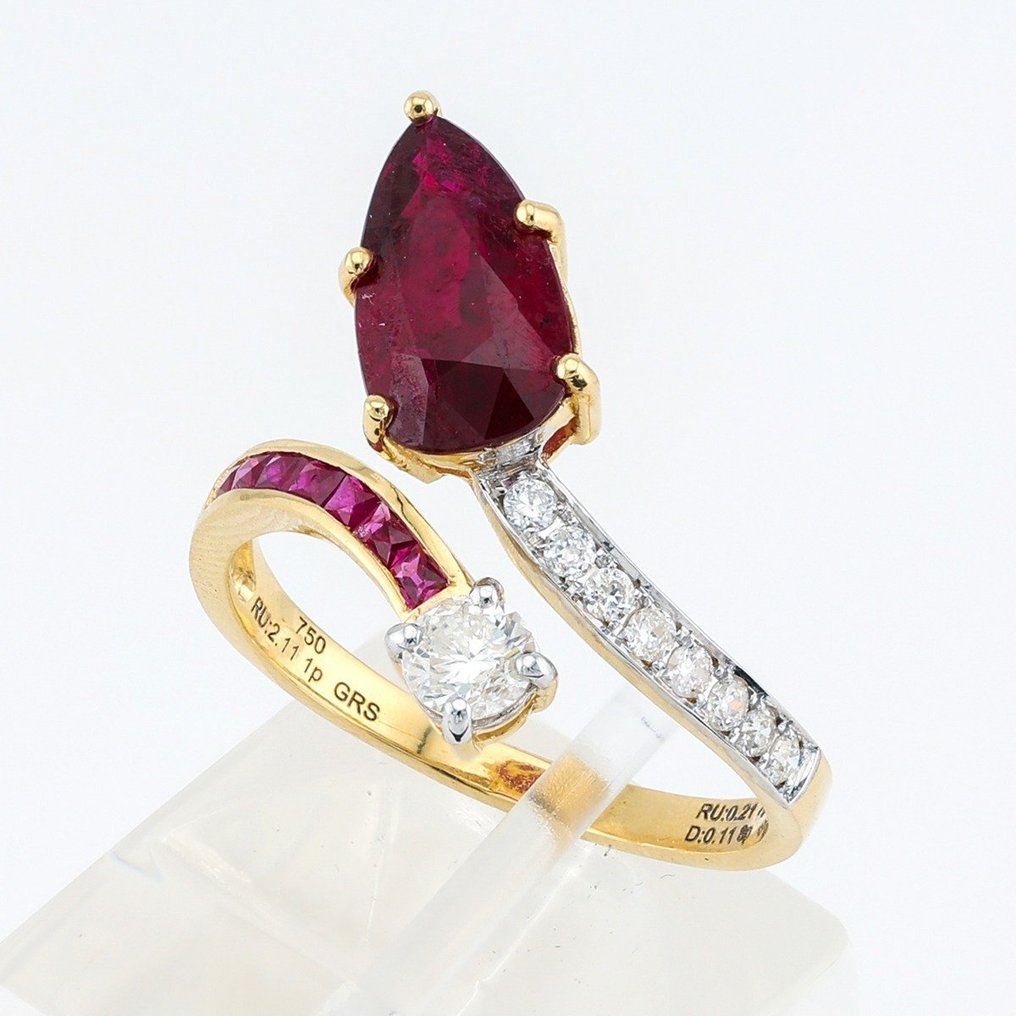 [GRS Certified] - (Ruby) 2.11 Cts-(Ruby) 0.21  Cts  (7) Pcs-(Diamonds) 0.32 Cts (9) Pcs - 18 kt zweifarbig - Ring #1.2