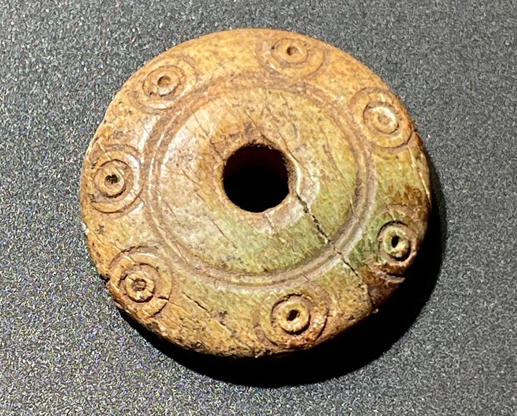 Era Viking Osso Amuleto redondo raro e interessante com simbolismo solar. Com uma licença de exportação austríaca #1.1