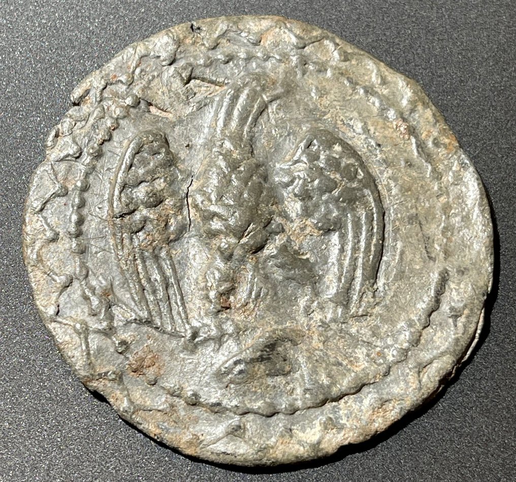 Roma Antiga Chumbo Phalera Militar Emblemática Extremamente Rara com imagem de Águia Legionária com Asas abertas. Com #1.1