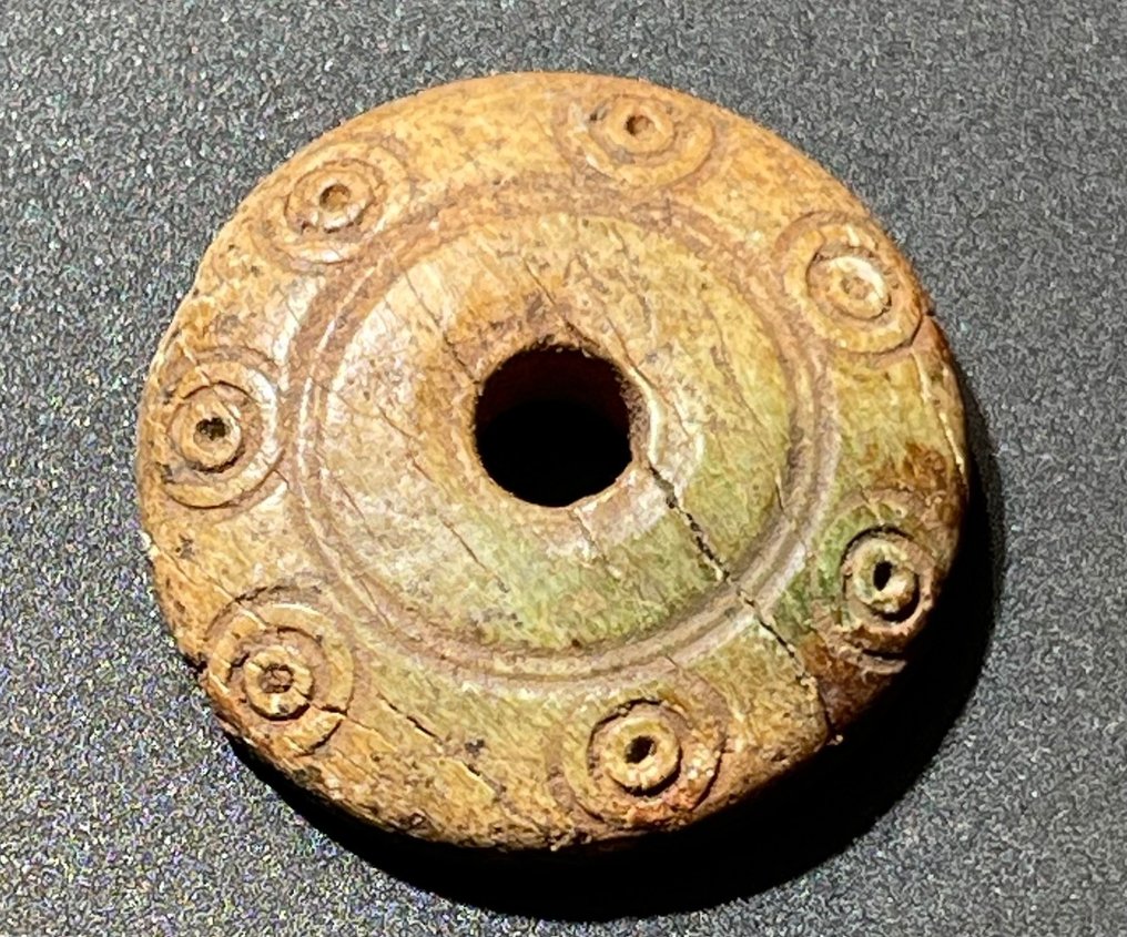Era Viking Osso Amuleto redondo raro e interessante com simbolismo solar. Com uma licença de exportação austríaca #2.1