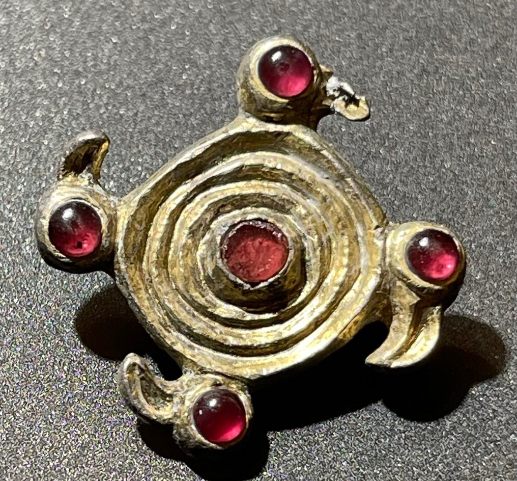 墨洛溫王朝 鍍金銀 太陽圓盤上的萬字形狀獨家胸針，上面有四個烏鴉頭和石榴石眼睛 #1.1