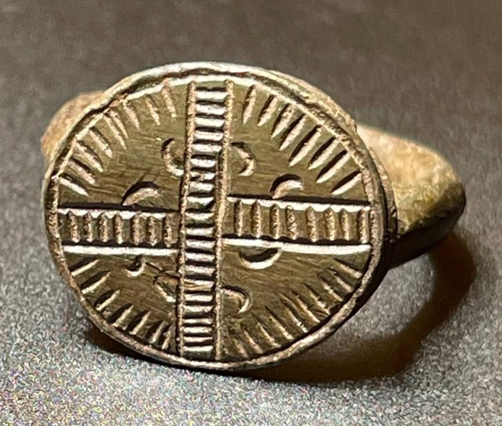Mittelalter, Epoche der Kreuzritter Bronze Symbolischer Ring mit kraftvollem, strahlendem Kreuz in außergewöhnlichem Zustand. Mit #2.2